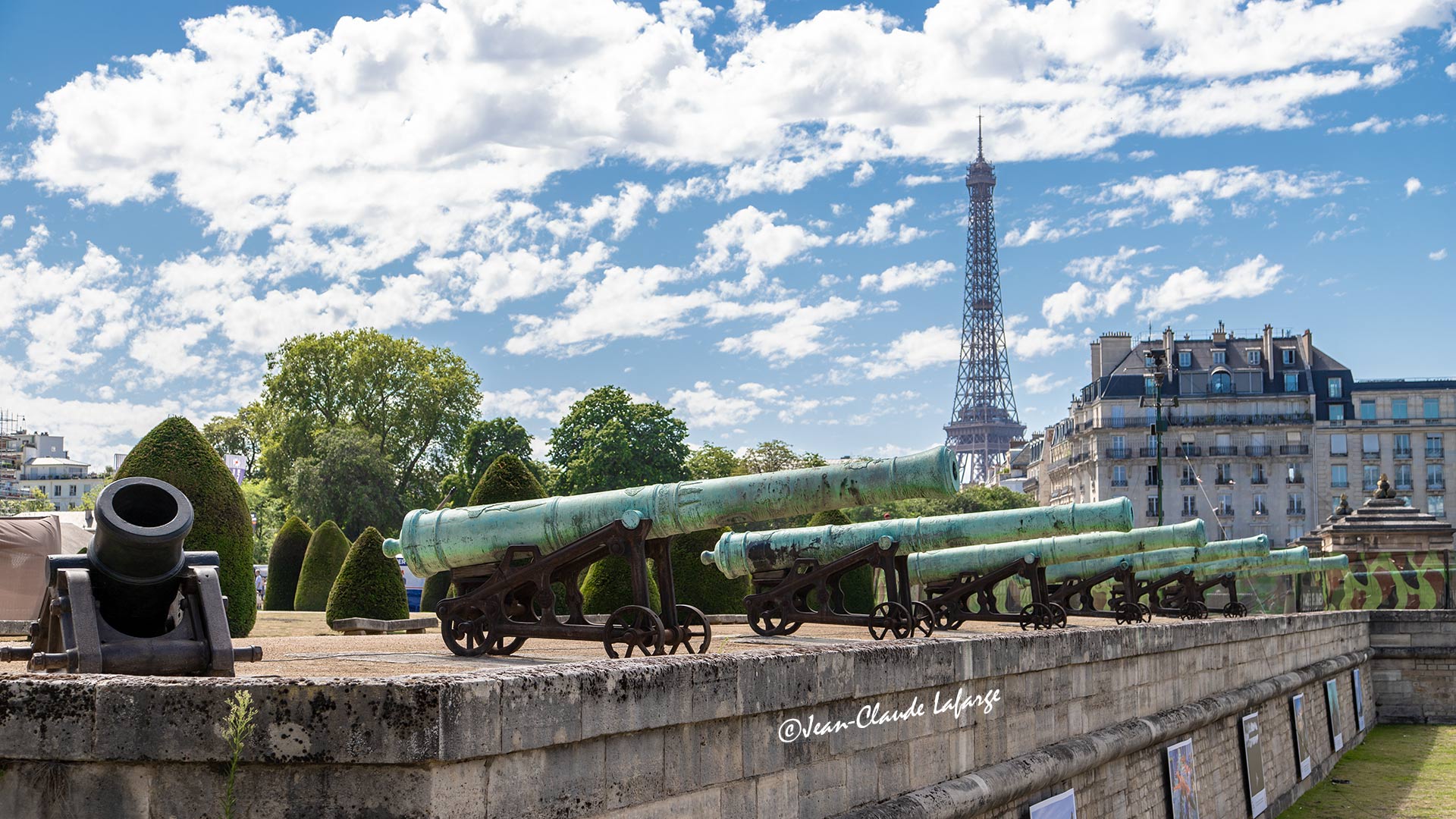 Les Canons de la cour des Invalides à Paris.